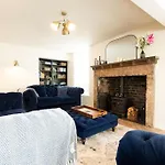 Old Bank House - Family & Friends Retreat With Hot Tub Available Holiday home