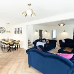Old Bank House - Family & Friends Retreat With Hot Tub Available