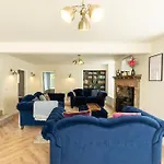 Old Bank House - Family & Friends Retreat With Hot Tub Available *