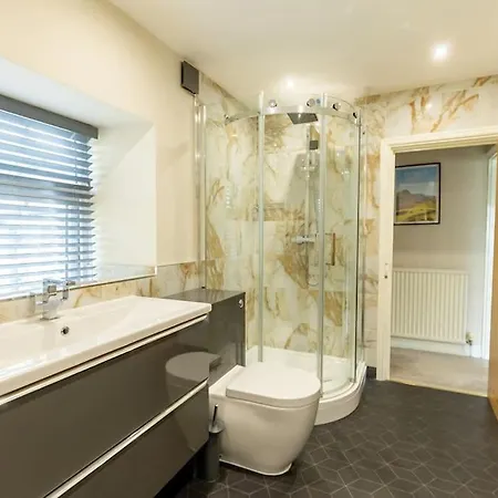 Old Bank House - Family & Friends Retreat With Hot Tub Available Holker