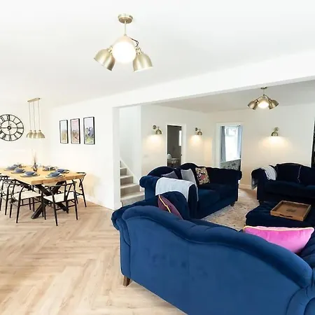 Old Bank House - Family & Friends Retreat With Hot Tub Available