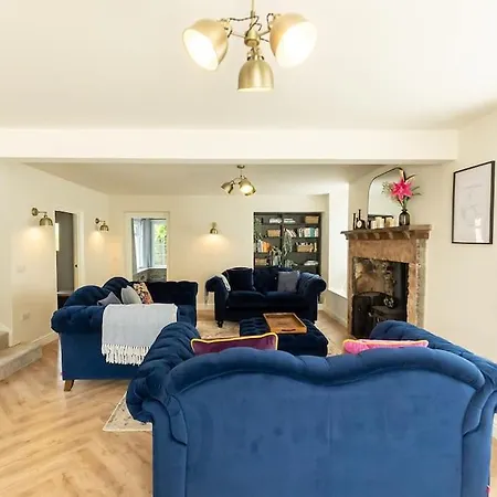 Old Bank House - Family & Friends Retreat With Hot Tub Available *