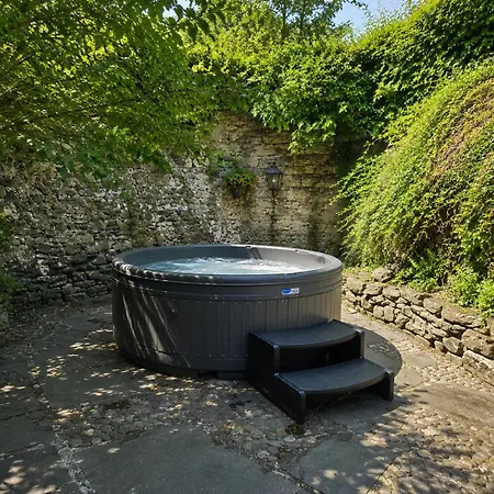 Old Bank House - Family & Friends Retreat With Hot Tub Available * Holker