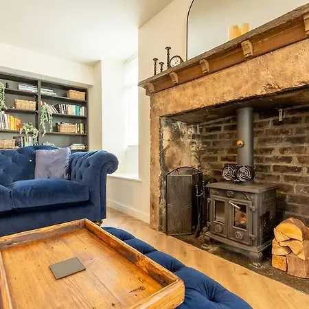 Old Bank House - Perfect Getaway For Friends & Families